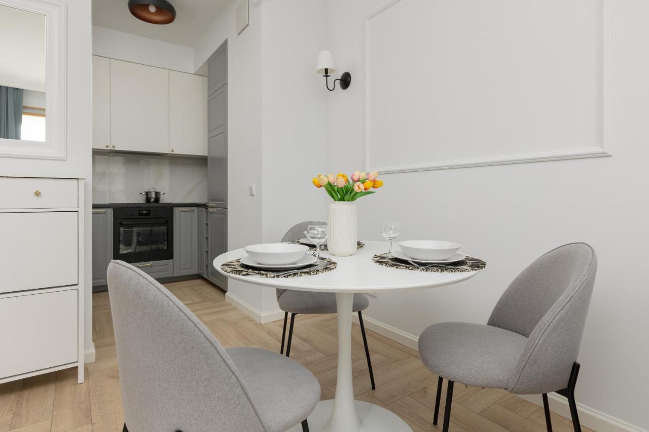 Stylish Apartment Kolejowa & Parking & Balcony By Noclegi Renters Varsó Kültér fotó